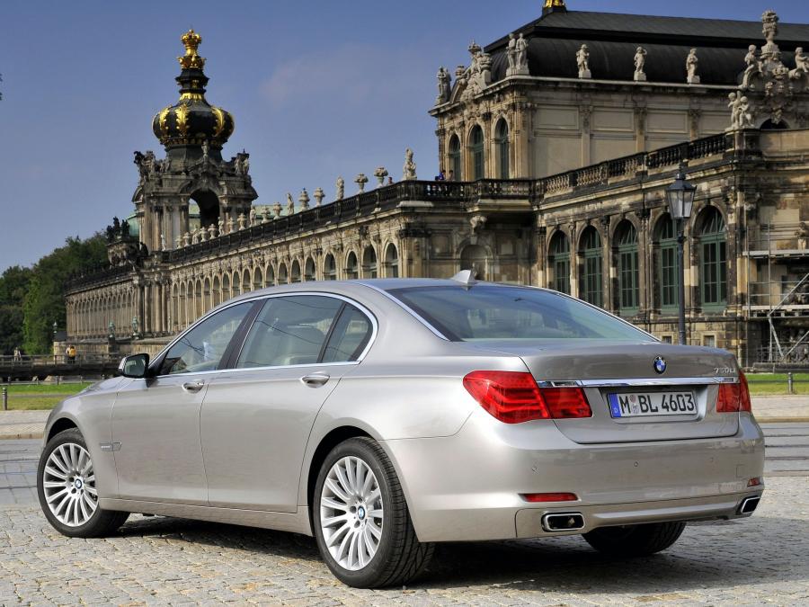  BMW 750Li 2008 года  (фото 2 из 16)